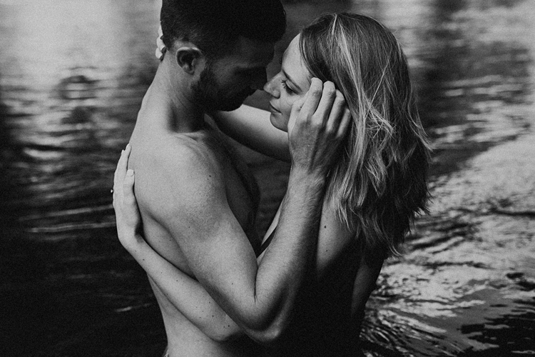 Couple kissing in Elora Gorge river
